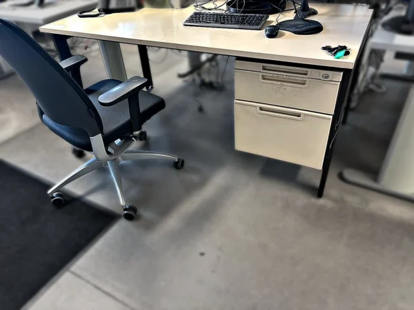 Schreibtisch mit Rollcontainer und Bürodrehstuhl