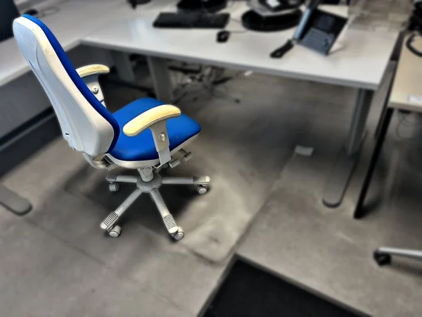 Schreibtisch mit Bürodrehstuhl