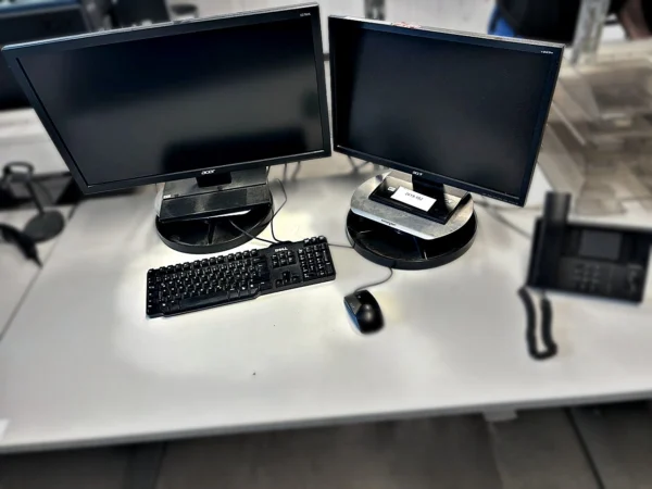TFT-Monitore 2 Stück mit Tastatur, Maus und Tischtelefon