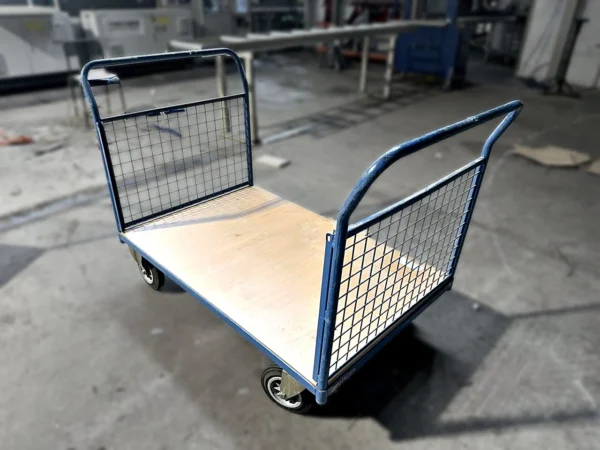 Plattformwagen mit Gitterstirnwänden