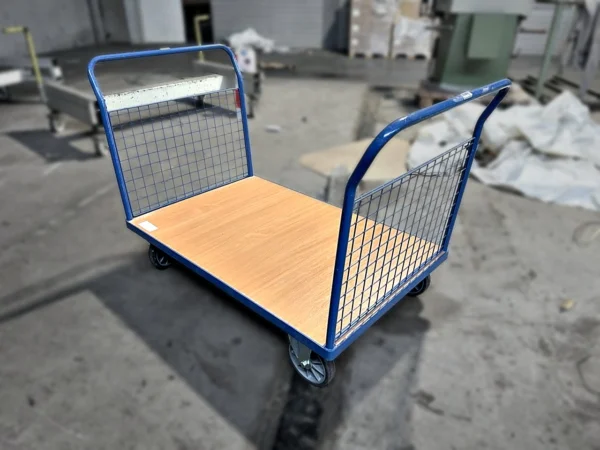 Plattformwagen mit Gitterstirnwänden