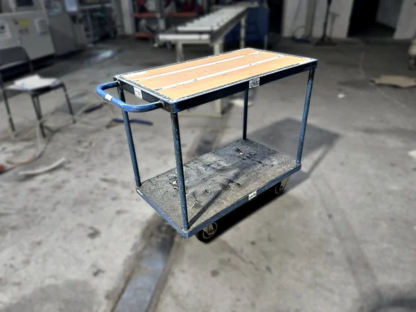 Tischwagen mit zwei Ladeflächen
