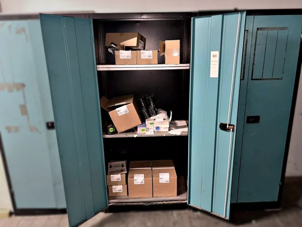Stahlschrank zweitürig mit Inhalt