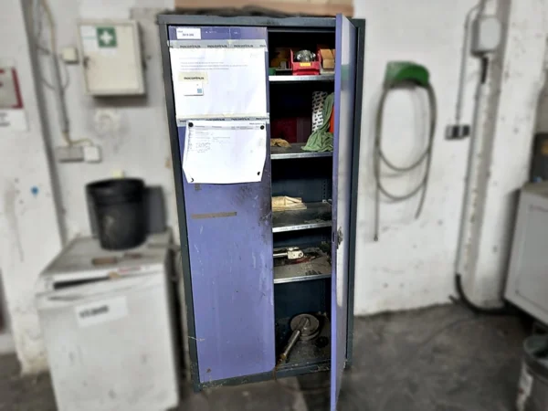 Materialschrank ohne Inhalt