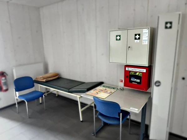 Sanitätsraum-Ausstattung inklusive ZOLL AED Plus Defibrillator
