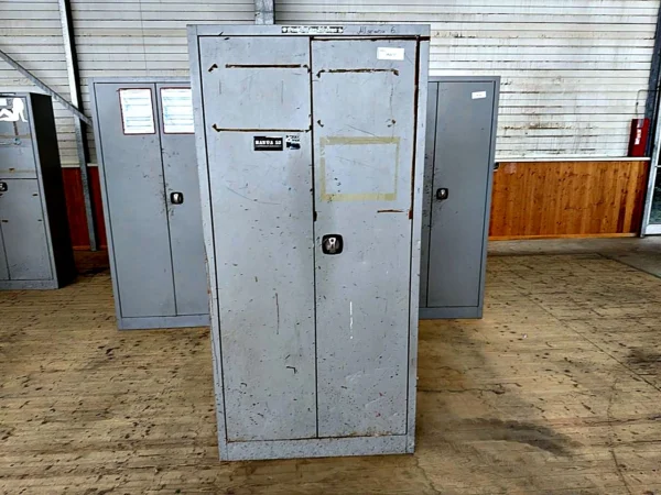 Stahlschrank mit Flügeltüren
