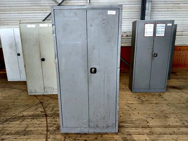 Stahlschrank mit Flügeltüren