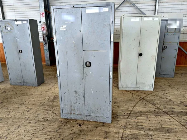 Stahlschrank mit Flügeltüren