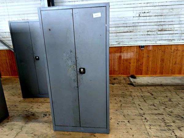 Stahlschrank mit Flügeltüren