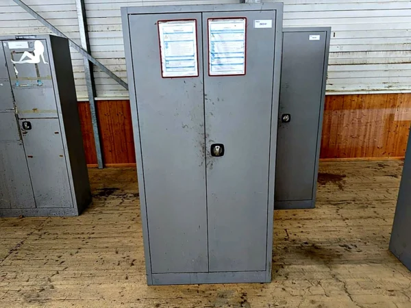 Stahlschrank mit Flügeltüren