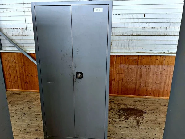 Stahlschrank mit Flügeltüren