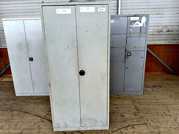 Stahlschrank mit Flügeltüren