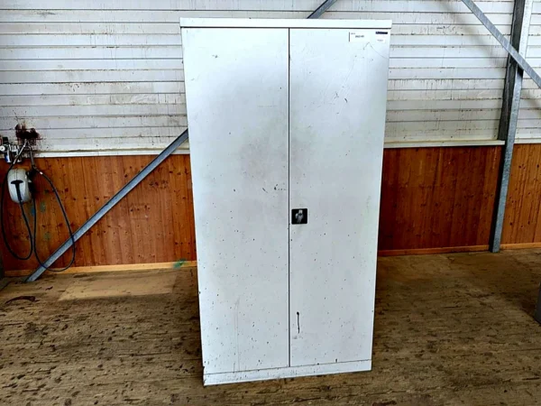 Stahlschrank mit Flügeltüren
