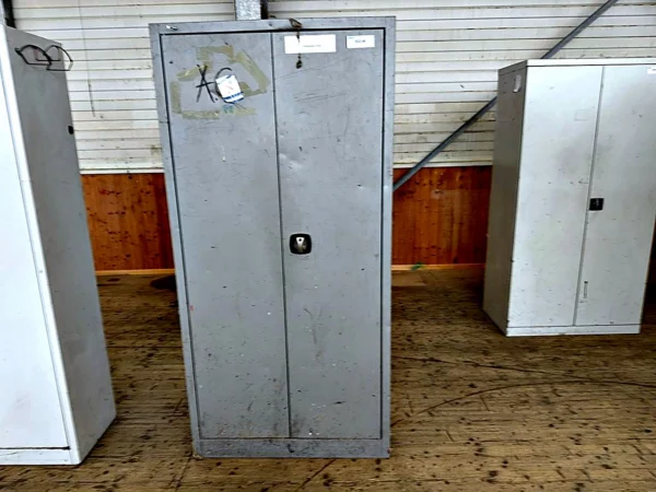 Stahlschrank mit Flügeltüren
