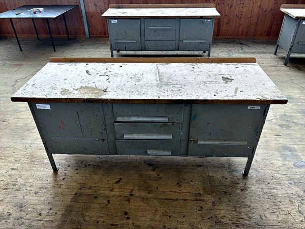 Werkbank mit Schubladen und Schrank