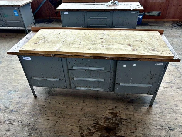 Werkbank mit Schubladen und Schrank