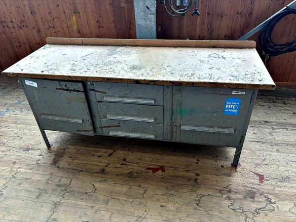 Werkbank mit Schubladen und Schrank