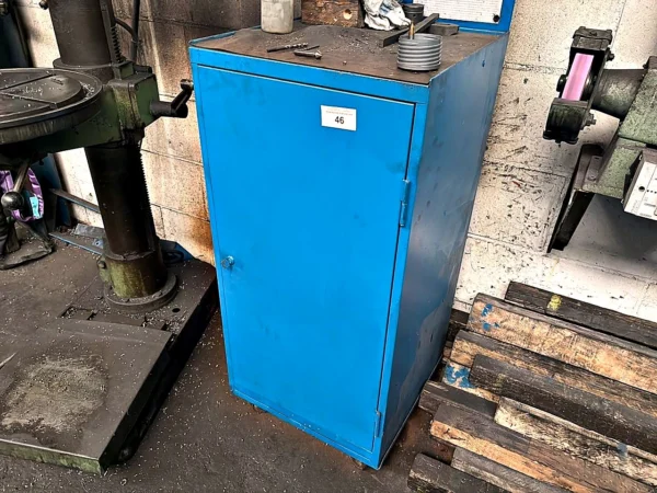 Werkstattschrank mit Inhalt