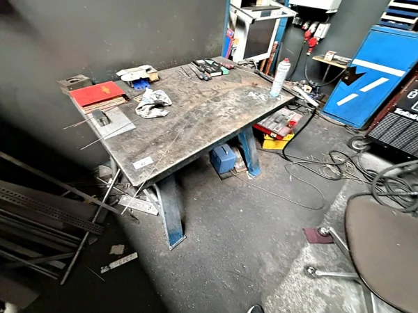 Schweißtisch ohne Inhalt