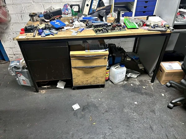 Schreibtisch mit Rollcontainer und Bürodrehstuhl ohne Inhalt