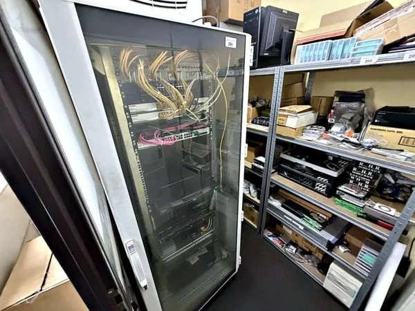 Serverschrank mit Inhalt
