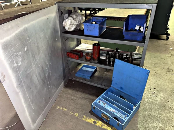 Werkstattschrank mit Inhalt