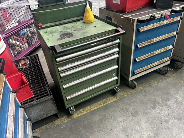 Werkzeugschubladenschrank mit Inhalt