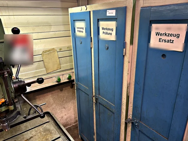 Werkstattschrank Flügeltüren mit Inhalt