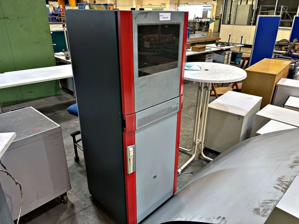 PC-Terminalschrank mit Inhalt