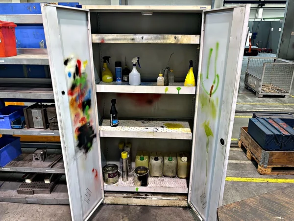 Werkstattschrank Flügeltüren mit Inhalt