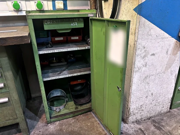 Werkstattschrank mit Inhalt