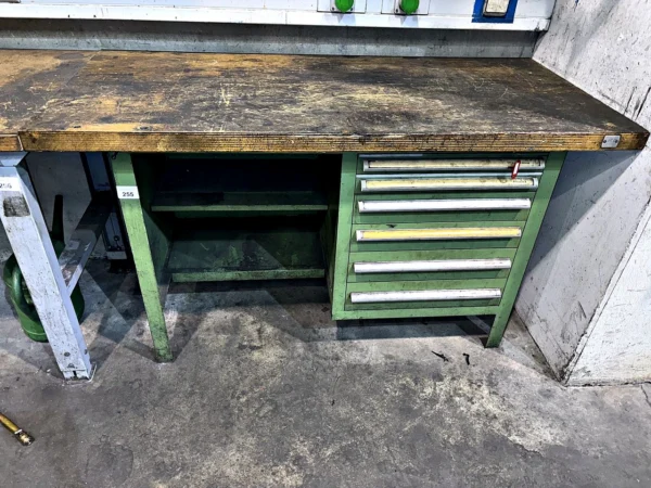 Werkbank mit Inhalt