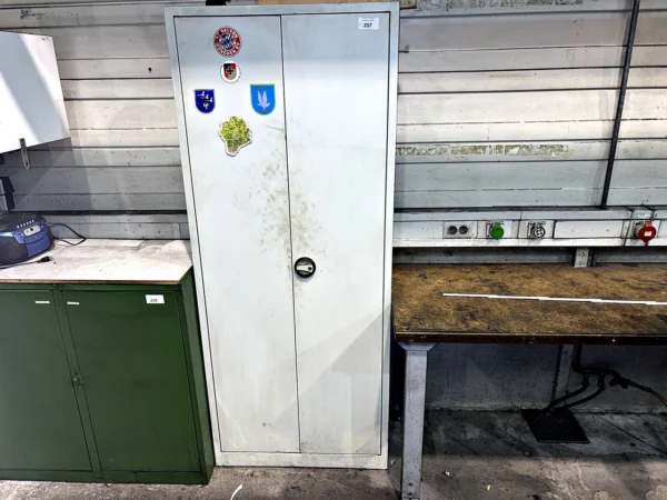 Werkstattschrank Flügeltüren mit Inhalt