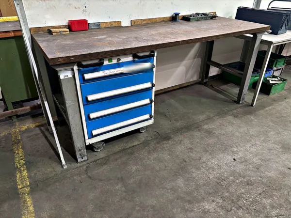Werkbank mit Inhalt