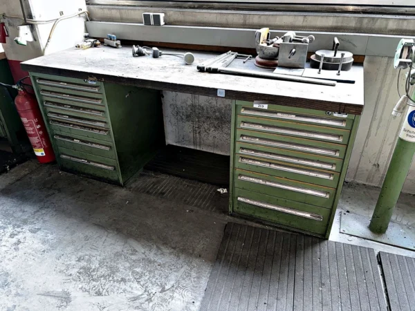 Werkbank mit Inhalt