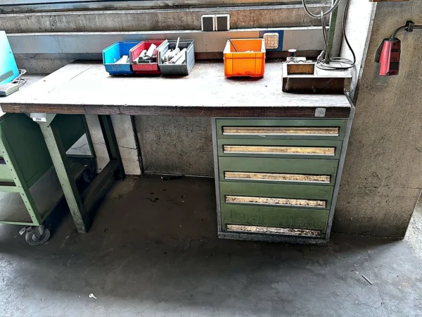 Werkbank mit Inhalt
