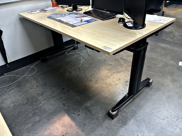 Schreibtisch höhenverstellbar