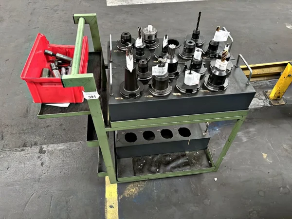 Transportwagen mit SK-50-Werkzeugaufnahmen mit Inhalt
