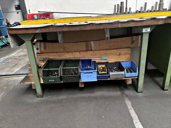 Werkbank mit Inhalt