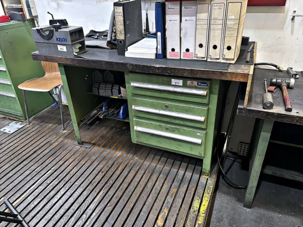 Werkbank mit Inhalt