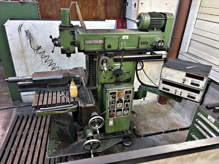 Universal-Werkzeugfräsmaschine Mikron WF 3